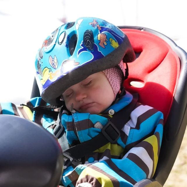 Yksivuotiaan ekat pyöräilyt koettu... Oli unettavaa kyytiä 😴😄
.
#taapero #taaperonelämää #pyöräily #hyötyliikunta #perheelämää