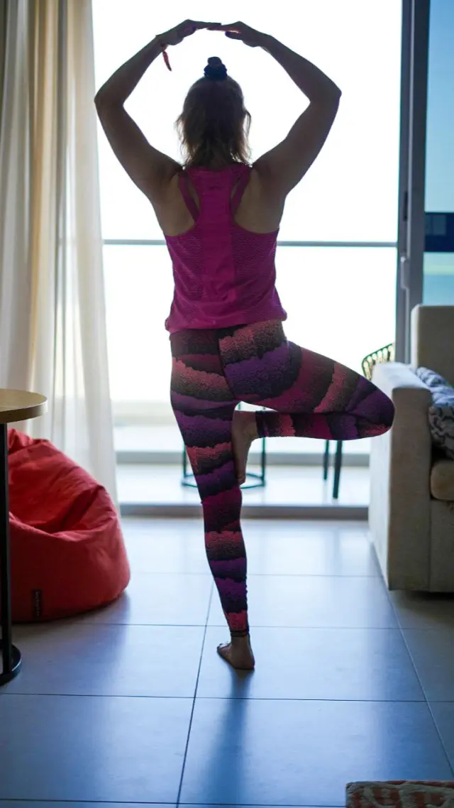 Monipuolista liikuntaa 🏃Palvelu saatu mainoslahjana @feelhobby 🤍

En ole koskaan liikkunut ulkonäön vuoksi. (Eikä siinä ole mitään väärää, jos joku muu liikkuu.) Mulle liikunta on aina ollut tunne. Se, kun pää kirkastuu, keho herää ja ajatukset loksahtavat paikoilleen ilman, että niitä pakottaa.

Olen aina liikkunut intuitiivisesti. Ehkä juuri siksi liikunta ei ole koskaan ollut suoritus tai velvollisuus. Mun ei tarvitse houkutella itseäni liikkumaan.

Päinvastoin… 😄
Joskus, kun teen kotona töitä ja tiedän että voisin lähteä liikkumaan, käyn suihkussa ihan vain siksi, etten “vahingossa” karkaisi treenaamaan kesken työpäivän.

En silti ole koskaan ollut himoliikkuja. Elämässä on paljon muutakin tärkeää — ja välillä on ollut kuukausiakin, jolloin liikunta on jäänyt kokonaan pois, vaikka tiedän sen olevan juuri se asia, joka helpottaa lähes mitä tahansa elämäntilannetta.

Syksyllä aloitin käymään kerran viikossa salilla tekemässä lihaskuntoa, ja FeelHobby on tuonut siihen rinnalle juuri sen viimeisen kaivatun ripauksen vaihtelua 🤍

Tänne korpeen muutettuamme spontaanit tunnit eivät enää olleet oven takana, joten FeelHobbyn 3 kuukauden kokeilujakso on ollut meille supertärkeä. Olemme tehneet tunteja yhdessä tyttäreni kanssa — tanssia ja kehonhuoltoa. Hän saa yleensä valita tunnin, ja valinta perustuu usein siihen, kenellä ohjaajista on pinkit housut 💗😄

Yksin olen hurahtanut shuffle-kursseihin, lasten katsoessa vieressä hieman ihmeissään, mitä se äiti oikein säätää 😅 (Ja kyllä — ne pitäisi tehdä pari kertaa uudestaan, jotta liikkeet muistaisi.)

FeelHobby toimii täydellisesti täällä maalla ja myös matkoilla — tän reelsin treenit on muuten tehty reissun päällä ✈️

✨ FeelHobby lyhyesti:
✔️ yli 1000 treeniä ja harjoitusta
✔️ yli 50 kurssikokonaisuutta
✔️ tanssia, joogaa, pilatesta, kotitreenejä, kehonhuoltoa, meditaatiota ja paljon muuta
✔️ uusia harjoituksia viikoittain
✔️ treenaa missä ja milloin vain

Mulle tärkeintä on ollut se, että liikunta saa pysyä sellaisena kuin koen sen parhaimmillaan: ei suorittamisena, vaan liikkeen ilona.

Ei pakkoa.
Ei täydellisyyttä.
Vain liike 🤍

#feelhobby #liikunta #hyvinvointi #kotitreeni  #urheilu