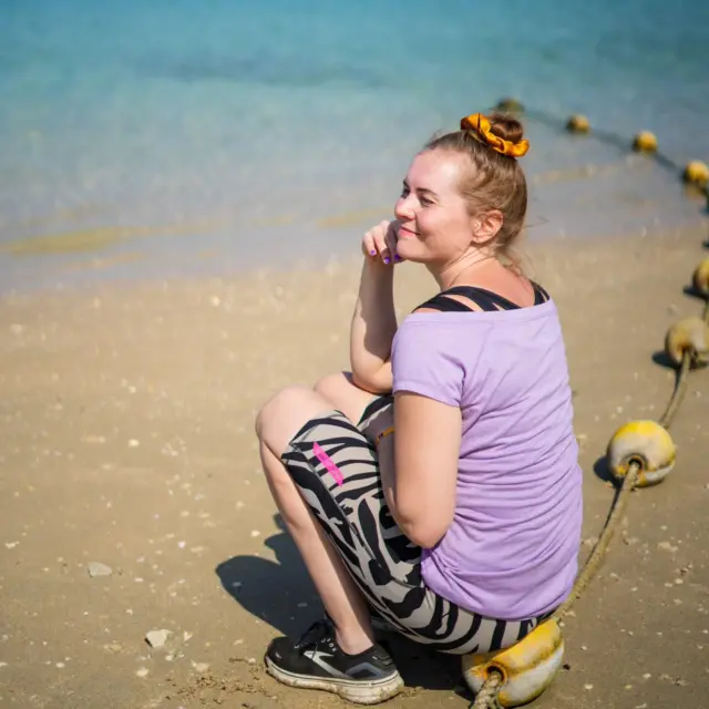 ✨ 15 vinkkiä: Näin teet lasten kanssa matkustamisesta helpompaa

Lasten kanssa matkustaminen voi olla ihanaa… ja välillä myös aika intensiivistä. 🫣 Tässä 15 käytännöllistä vinkkiä, jotka ovat helpottaneet meidän reissuja huomattavasti ✈️

1️⃣ Piilota lempileluja matkalaukkuun ajoissa – kun ne ilmestyvät matkalla esiin, kiinnostus on aivan eri tasolla. 

2️⃣ Pakkaa paljon erilaisia snäkkejä. Useita pieniä vaihtoehtoja toimii paremmin kuin yksi iso. Syödään hitaasti yksi kerrallaan.

3️⃣ Osta uusi kirja tai tehtävävihko. Viime reissulla tämä oli yksi suurimmista pelastajista – tekemistä riitti pitkäksi aikaa.

4️⃣ Jaa tekemiset “aikapaloihin”: snäkki → kirja → lelu → tehtävä → uusi snäkki.

5️⃣ Pakkaa pieni yllätyspussi, jossa on juttuja, joita lapsi ei ole aiemmin nähnyt (tarroja, kyniä, pikku lelu).

6️⃣ Anna lapsen päättää osa pakattavista tavaroista.

7️⃣ Anna lapselle oma pieni reppu ja/tai vedettävä laukku. Omasta reissulaukusta huolehtiminen voi lisätä huomattavasti lapsen matkustusmotivaatiota.

8️⃣ Hyödynnä jaloittelutauot aina kun mahdollista.

9️⃣ Pakkaa vaihtovaatteet helposti saataville. Jos vesipullo kaatuu päälle, on kyllä erittäin mukava saada kuiva paita päälle.

🔟 Ottakaa mukaan keskustelupakka tai kysymysleikki – keskustelu vie yllättävän hyvin aikaa. 💛 Meillä viisivuotias osallistuu jo kivasti keskustelupeleihin.

1️⃣1️⃣ Leikkikää matkapelejä: kuka näkee ensimmäisenä eläimen, punaisen auton tai lentokoneen.

1️⃣2️⃣ Anna lapsen suunnitella yksi asia matkalle – odotus tekee matkasta jännittävämmän.

1️⃣3️⃣ Pakkaa mukaan mukavuusesine, kuten tyyny, huivi ja/tai unilelu.

1️⃣4️⃣ Meillä ei lähdetä heti “viihdyttämään viihdyttämällä”. Kun tulee ensimmäinen *“tylsää”*, kysyn usein: mitä itse haluaisit tehdä? Yllättävän usein lapsi keksii lopulta jotain itse.

1️⃣5️⃣ Lataa lapsille (kehittäviä) pelejä/ohjelmia offline-tilaan. Piiiitkillä matkoilla saattaa leffatkin olla tarpeen. Ruudut ovat meillä viimeisiä kortteja. Emme ole ehdottomia, mutta emme myöskään anna niitä, jos lapsi kinuaa tai huutaa. Kun muut keinot on kokeiltu ja tilanne rauhoittunut, ruutu voi joskus pelastaa loppumatkan.

💬 Mikä on paras vinkkinne lasten kanssa matkustamiseen?