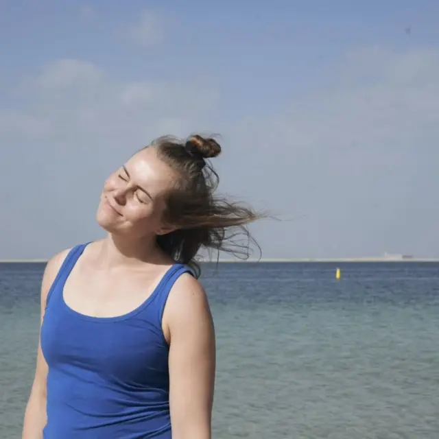 Kaupallinen yhteistyö @palkkaguru

Yrittäjyydestä liikkuu somessa aika paljon “totuuksia”. Osa niistä on hyödyllisiä – ja osa taas vähän… TikTok-faktoja 😅

Kun itse aikanaan aloin miettiä yrittäjyyttä, se myös jännitti. Aloitin kevytyrittäjänä kirjoitushommilla ja vasta myöhemmin, vuonna 2019, perustin toiminimen. Jälkikäteen ajateltuna juuri se vaihe, jossa sai kokeilla yrittäjyyttä vähän kevyemmin, oli todella arvokas.

Kevytyrittäjyys voi olla monelle turvallinen välimalli. Ei tarvitse hypätä suoraan yrittäjäksi, vaan voi ensin kokeilla, miltä työn laskuttaminen tuntuu käytännössä.

Yrittäjyys herättää usein paljon kysymyksiä:
– paljonko työstä oikeasti jää käteen?
– voiko yrittäjyyttä tehdä sivutoimisesti?
– mitä tapahtuu tukien kanssa?

Sosiaalityöntekijän koulutukseni kautta tiedän myös, kuinka paljon esimerkiksi KELA-asioihin liittyy väärinkäsityksiä. Totuus on usein paljon vähemmän dramaattinen kuin somessa annetaan ymmärtää.

Juuri nyt on kesätöiden hakusesonki kovimmillaan. Meidän perheessä kohta 16-vuotias poika on ollut jo kahtena kesänä kesätöissä ja tämän vuoden kesätyötä haetaan! Kaikki ei tietenkään nuorelle ikäluokalle ole selvää. Huomaan, kuinka paljon nuoret kaipaavat selkeitä vastauksia työelämään liittyviin kysymyksiin.

Ehkä tärkein oivallus omalla yrittäjyyspolullani on ollut tämä:
yrittäjyys ei ole yksi iso hyppy – vaan polku.

Kirjoitin blogiin laajemmin kevytyrittäjyydestä, toiminimiyrittäjyydestä, nuorten kesätöistä sekä yrittäjyyteen liittyvistä myyteistä.

Ja kyllä – puhun myös yrittäjyyden vapaudesta ja vastuusta. Se oli nimittäin yksi iso syy siihen, miksi itse aikanaan lähdin sairaalan sosiaalityöntekijän työstä kohti yrittäjyyttä.

✨ Jos yrittäjyys on joskus käynyt mielessäsi, käy lukemassa koko teksti blogista.
Linkki löytyy biosta ja stoorista. 👉 emmianniina.vaikuttajamedia.fi
Blogissa on erittäin hyödyllisiä linkkejä Palkkagurun sivuille, mm. vertailuopas ja tuntiveloituslaskuri.

Miten sinä suhtaudut yrittäjyyteen – onko se joskus käynyt mielessä?
.
#palkkaguru #kevytyrittäjyys #yrittäjyys #toiminimiyrittäjyys #yrittäjä @vaikuttajamedia