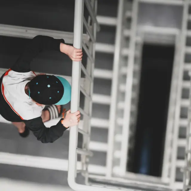 Tuntuu välillä siltä, että elän väärässä ajassa.

Maailmassa, jossa jokainen rakentaa omaa brändiään, optimoi omaa hyötyään ja kysyy ensimmäisenä: Mitä minä tästä saan?

Ja samaan aikaan minä mietin:
Eikö meitä oikeasti enää kiinnosta toiset ihmiset?

Luettuani Liisa Keltinkangas-Järvisen "Itsekkyyden aika. Miten yltiöyksilöllinen kulttuurimme sai meidät voimaan pahoin" -kirjan moni oma intuitio sai tieteellistä vahvistusta. Se tunne, joka on kalvanut jo pitkään, ei ollutkaan pelkkää herkkyyttä tai liiallista pohdiskelua. Se oli jotain, minkä tutkimuskin tunnistaa.

Kun yhteiskunta alkaa rakentua yhä vahvemmin yksilön ympärille, tapahtuu jotain kummallista.

Meitä kannustetaan ajattelemaan itseämme.
Laittamaan rajat.
Optimoimaan omaa elämää.
Priorisoimaan omaa hyvinvointia.

Kuulostaa hyvältä.
Mutta jossain kohtaa se on kääntynyt irvikuvakseen.

Empatia vaihtuu kilpailuksi.
Yhteisöllisyys vaihtuu vertailuun.
Ihmisarvo vaihtuu näkyvyyteen.

Ja lopputulos?

Enemmän yksinäisyyttä.
Enemmän ahdistusta.
Enemmän kokemusta siitä, että kukaan ei oikeasti välitä.

Se on aika ironista.
Koskaan historiassa ei ole korostettu yksilöä näin paljon – ja silti ihmiset voivat psyykkisesti huonommin kuin pitkään aikaan.

Jos kulttuuri opettaa meitä ajattelemaan vain itseämme, mitä tapahtuu yhteydelle?

Mua tämä kulttuuri väsyttää.
Se tuntuu kovalta.
Kylmältä.

Sellaiselta, jossa ihmisen arvo määritellään tehokkuuden, näkyvyyden ja henkilökohtaisen menestyksen kautta.

Ja silti syvällä sisimmässäni uskon johonkin ihan muuhun.

Siihen, että merkityksellinen elämä ei synny itsekkyydestä.
Se syntyy siitä, että ihmiset pitävät toisistaan huolta.

Että joku kysyy aidosti:
Miten sinä voit?

Että joku pysähtyy.
Kuuntelee.
Antaa tilaa.

Ei siksi, että siitä hyötyisi.
Vaan siksi, että toinen ihminen on arvokas.

Ehkä radikaaleinta, mitä nykyajassa voi tehdä, ei olekaan oman elämän optimointi.

Ehkä radikaaleinta on välittäminen.

Sellainen välittäminen, joka ei kysy:
Mitä minä tästä saan?

Vaan kysyy:
Mitä me voisimme olla toisillemme?

💭 Onko kukaan muu kokenut samaa?