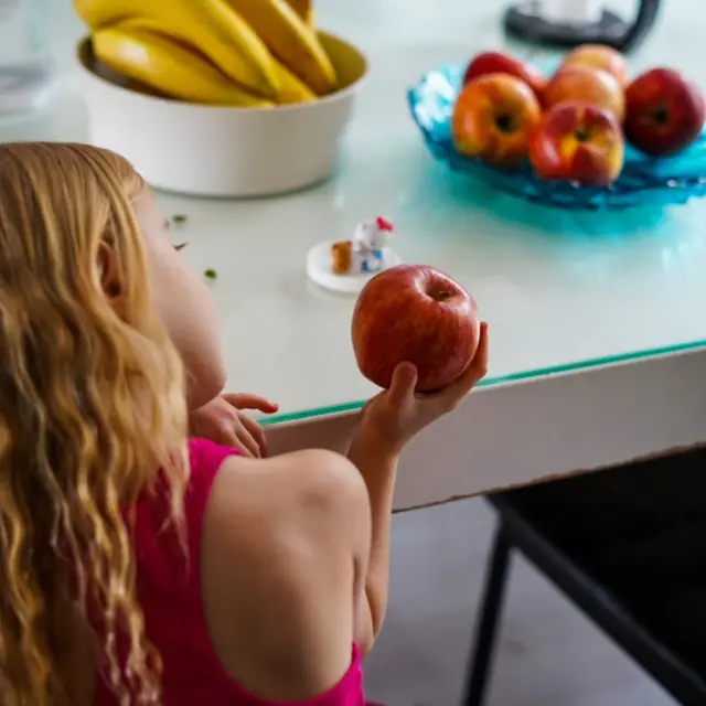 ALEKOODI & mainos @onnipalvelutlapsiperheille 🤍

Meidän lapsi ei kaivannut meitä ollenkaan… ja se oli paras palaute ikinä 😄

Sulle👇

✨ -50 % lastenhoidosta ensimmäiseltä kuukaudelta Onni lastenhoidosta koodilla EMMI50 🥳

Me testattiin ensimmäistä kertaa lastenhoitajaa kotiin Onnin kautta.

Rehellisesti?
Mua jännitti ihan eniten se hetki, kun lähdetään ovesta. (Ja se, lähteekö mies mukaan mun yllätystreffeille 🙊)

Yllätystreffien järjestäminen oli ihan oma projektinsa.

Yksi yritys kaatui hammaslääkäriaikaan.Toinen melkein miehen työvuoroon.Ja siinä välissä mä yritin parhaani mukaan vihjailla (ja vähän sepittääkin 🙈), että “älä ota mitään menoja siihen päivään…"

Mutta lopulta onnistuin. Me lähdettiin treffeille  ilman, että mies tiesi minne 😄Annoin ohjeet risteys kerrallaan, ja päädyttiin lopulta saunomaan, avantoon ja altaille.

Oltiin kahdestaan. Ja se tuntui samaan aikaan oudolta ja ihan superihanalta.

Ei edes puhuttu mitään syvällistä. Oltiin vaan.

Ja ehkä just sitä me tarvittiin.

💨 Mutta mitä tapahtui kotona treffien aikaan?

Ei mitään draamaa.
Ei ikävää.

Vaan leikit alkoi heti.

Ja kun tultiin kotiin, ensimmäinen asia jonka kuultiin:

“Voiko Kerttu jäädä pidemmäksi aikaa?” 😭🤍

Se ehkä kertoo kaiken olennaisen tästä kokemuksesta. 😁

Jos sulla ei ole tukiverkkoa, tai arki on muuten vaan täynnä…

tällainen lastenhoitopalvelu voi olla ihan oikea ratkaisu, ei mikään “luksusjuttu”.

Jos oot miettinyt kokeilua, niin nyt on aika hyvä hetki 👇

✨ -50 % ensimmäisestä kuukaudesta koodilla EMMI50
👉 voimassa koko vuoden 2026
👉 uusille säännöllisille asiakkaille
👉 irtisanomisaika aluksi 3 kk

Lastenhoitopalvelu voi toimia monessa tilanteessa:

🎉 juhliin (häät, synttärit)
💻 työpäivien ajalle
✈️ omiin menoihin tai reissuihin
🧠 päikkäreiden ajaksi
🤒 akuutteihin tilanteisiin

Lastenhoitaja voi tulla kotiin tai menoihin mukaan!

Kirjoitin blogiin meidän kaikki lastenhoitokokemukset + käytännön jutut ja hinnat.

👉 linkki biossa ja stoorissa 

Mut miten teillä, mikä kohta lasten hoitoon jättämisestä on se vaikein? 🤍

#lastenhoito #lapsenhoitoapu #lastenhoitopalvelu #lastenhoitajakotiin #lastenhoitokokemuksia @vaikuttajamedia