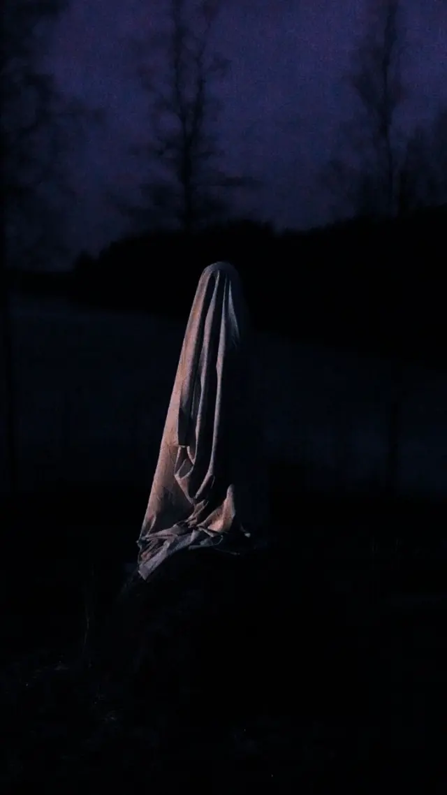 😱 PAINAJAINEN MUSIIKKIKESKUKSESSA 😱Mainos ja ARVONTA @kuopionmusiikkikeskus
@kuopionkaupunginorkesteri

Tiedätkö sen fiiliksen, kun musiikki menee suoraan ihon alle… ja vähän vielä senkin alle? 🫣
Niskakarvat nousevat pystyyn ja tulee olo, että joku ehkä hengittää sun niskaan… 👀

Torstaina 23.4. klo 19 Musiikkikeskus täyttyy tästä tunnelmasta, kun Kuopion kaupunginorkesteri vie meidät keskelle kauhun ja jännityksen maailmaa 😮‍💨🎶 Eli kauhuleffafanit: teillä on jo varmaan liput ostettuina? 🤩

✨ Luvassa on ikonista, selkäpiitä kutkuttavaa musiikkia mm. leffoista:
🔪 Psycho
😈 The Exorcist
🧛 Dracula
🐺 The Wolf Man
🌀 Vertigo
sekä sarjasta
🌲 Twin Peaks (Laura Palmerin teema)

…ja luvassa kuulemma myös yllätyksiä 👀 (apua??)

🎼 Kapellimestarina Krzysztof Dobosiewicz

💭 Mun rehellinen fiilis:
En pysty enää katsomaan kauhuleffoja. Mulla on liian herkkä hermosto ja liikaa mielikuvitusta.

Mutta… se MUSIIKKI 😭❤️
Se tunnelma, se jännite, se musiikin kauneus kaiken synkkyyden keskellä.

Ja siksi tää konsertti tuntuu ihan täydelliseltä:
👉 saat kaiken sen intensiivisen fiiliksen
👉 ilman niitä kuvia, jotka jäävät kummittelemaan yöksi 😅

Meidän kohta 13-vuotias on myös ihan fiiliksissä tästä 😍
Tää on musta ihan huippu vaihtoehto nuorille:
🎬 jos leffat ovat vielä liian rajuja
🎶 mutta tunnelma kiinnostaa

Ja hei… tää voi olla JUST se konsertti, johon sun nuori lähtee mukaan 😏
Ja siitä se voi lähteä – uusi yhteinen juttu Kuopion kaupunginorkesterin konserteissa? 🤩

🚫 Ei suositella alle 14-vuotiaille (mutta toki harkinnan mukaan otan minäkin kohta 13-vuotiaan mukaan)

🎟️ Liput:
25,60 € (nuoret 10,60 €)

🎁 ARVONTA 🎁
Arvotaan 2 x 2 lippua tähän karmivan upeaan konserttiin! 😱🎻 Eli kaksi onnekasta voittaa itselleen ja avekilleen liput!

Osallistu näin:
1️⃣ Seuraa tilejä
@emmianniinajansson
@kuopionmusiikkikeskus 
@kuopionkaupunginorkesteri 
2️⃣ Tägää se tyyppi, jonka ottaisit mukaan

⏰ Arvonta päättyy maanantaina 21.4. klo 21
Voittajille ilmoitetaan sekä kommentissa että henkilökohtaisesti.