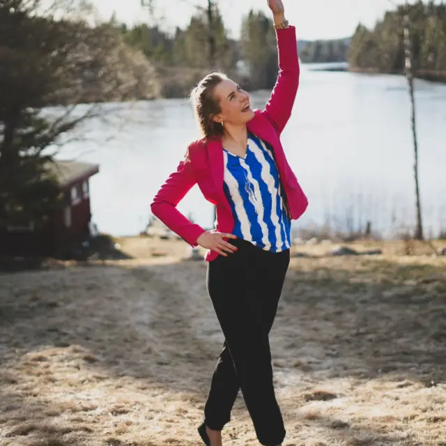 ✨ Mä haluan oppia joka päivä jotain uutta! Oppiminen ei oo mikään “projekti” – se on tapa katsoa maailmaa.

Itsensä kehittäminen ja uuden oppiminen on mulle ihan ydinarvo. Ja siis ei silleen, että pitäis joka päivä vallottaa joku uusi vuori 😄 vaan ennemminkin: joka päivä joku pieni “aha!”-hetki.

Se voi olla oivallus terapiassa.
Tai joku tosi käytännöllinen juttu: “hei, ensi kerralla teen tän näin.”
Tai kun kuulustelen lapsilta läksyjä ja opin ite uuden ruotsin sanan.
Tai kun bongaan kaupasta uuden tuotteen.
Tai opin tunnistamaan villiyrtin, jota en oo ennen edes huomannut.
Tai opin jonkun uuden korttipelin säännöt.
Tai tajuan kameran jonkun uuden säädön.
Tai kun luen netistä tietoa jostain asiasta.

Siis ihan oikeesti – mitä vaan. Kunhan se jää mieleen. Ja kunhan se tuntuu itsestä edes jokseenkin tärkeältä ja/tai merkitykselliseltä.

Ja tiedätkö mikä tässä on jännä?
👉 Aivot rakastaa tätä.

Oppimisesta puhutaan usein neuroplastisuutena – eli siitä, että aivot muovautuu koko ajan sen mukaan, mitä huomataan, harjoitellaan ja ajatellaan. Kun pysähtyy hetkeksi tunnistamaan “mitä opin tänään”, niin tavallaan vahvistaa sitä hermoverkkoa. Käytännössä: mitä enemmän huomaat oppivasi, sitä enemmän oikeasti opit. 🤯

Lisäksi tämmönen pieni päivittäinen reflektointi tekee elämästä… no, elävämpää.
Ei oo vaan “yksi päivä lisää”, vaan siellä on sisältöä. Merkitystä.

Välillä huomaan illalla, että päivän oppitunti oli yllättävän iso.
Ja välillä se on ihan naurettavan pieni.
Mut arvaa mitä? Molemmat lasketaan. 💛

Tää ajattelutapa inspiroi mua joka päivä. Se tuo semmosen fiiliksen, että koko ajan tapahtuu jotain – vaikka ulospäin näyttäis ihan tavalliselta arjelta.

✨ Haaste sulle:
Kokeile vaikka viikon ajan.
Pysähdy päivän aikana (tai illalla) ja kysy itseltäsi:
👉 “Mitä opin tänään?”

Ei tarvii olla hienoa. Ei tarvii olla syvällistä.
Kunhan se on totta.

Veikkaan, että alat nähdä arjen vähän uudella tavalla. 👀💫

Paina postauksen sydäntä, jos säkin tykkäät oppia asioita ❤️ Kommentoi, mitä sä opit viimeksi 🤓

📸: tyttöni mun 

#oppiminen #itsensäkehittäminen #inspiraatio #elämä #oppitunti