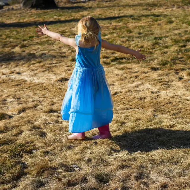 ✨ ARVONTA&mainos @lapsimessut @qasva.fi ✨

Lapsimessut 24.–26.4.2026 Helsingin Messukeskuksessa kutsuu – ja nyt mä saan arpoa teille kolme lippua sinne! 🎟️💛

Yksi onnekas voittaa 3 lippua → yksi itselle + kaksi avekeille 🫶
Tästä saa oikeesti ihan täydellisen päivän perheen, ystävien tai kummilasten kanssa!

Lapsimessut on just sellanen paikka, missä tapahtuu koko ajan jotain:
iloa, oivalluksia, inspiraatiota ja sitä ihanaa yhdessä tekemisen fiilistä ✨
Mä luulen, että tää on erityisesti lasten mielestä yksi kevään hauskimmista viikonlopuista!

Ja hei – tänä vuonna messut juhlii jo huikeaa 25. vuotta 🎉

Psssst... samalla lipulla pääsee myös Lemmikki- ja Ruokamessuille 😍 (Me mennään ainakin!)

📍 Aukioloajat:
pe 9–18
la 9–18
su 9–17

Mä oon menossa tyttöni kanssa messuille parina päivänä pyörähtämään, ja me mennään ainakin katsomaan näitä 👇😍

✨ Tubetrio: Satusetä & Juhoflow sekä Tiia Weckström 
✨ Puistopartion musiikkiesitys
✨ Juhlaprinsessa – Taikavoimaa
✨ Teatteri Tuike: Keisarin uudet vaatteet
✨ Satuhahmot Vekarat-lavalla
✨ Lollon & Bernien Mini Disco
✨ Pikkulin laululeikkishow
✨ Pikku Myyn terveiset
✨ Jamkids – Musiikkisirkus

Wow mikä kattaus tytön lemppareita 💛

💫 OSALLISTU NÄIN:
– Seuraa @emmianniinajansson ja @lapsimessut 💛
– Tägää/kommentoi kommentteihin sun kaksi avekkia, jotka ottaisit mukaan

⏰ Arvonta päättyy 23.4. klo 12
Voittaja ilmoitetaan kommenteissa sekä yksityisviestillä, ja liput toimitan suoraan directiin 🎟️

Onnea arvontaan kaikille! 😍✨
Tää on just niitä juttuja, mistä jää ihanat muistot 💛

Meta ei ole osallinen arvontaan.

@tubetrio_
@pikkuli_suomi
@puistopartio
@juhlaprinsessa
@jamkids_musiikkikoulu
@teatterituike
@lollobernieofficial
@ruokamessuthelsinki

#lapsimessut #helsinginmessukeskus #lapsiperhe #lapset #lapsimessut2026