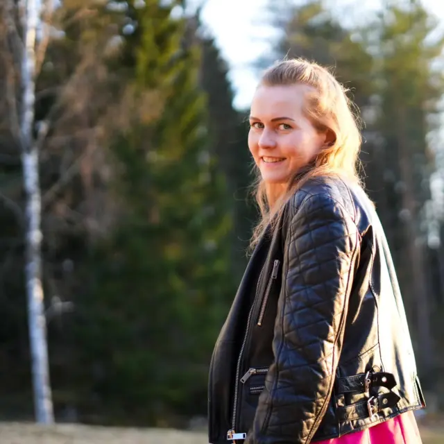 Kuka on Emmi Anniina? Nyt olisi taas vuosittaisen esittelyn aika 💛

Olen joidenkin määritelmien mukaan tänä vuonna jo keski-ikäiseksi kutsuttava neljän lapsen äiti – mutta syyskuuhun asti aion kyllä kutsua itseäni vielä kolmekymppiseksi 😄

Olemme asuneet nyt kaksi vuotta Savossa. Paluumuutimme tänne opiskelupaikkakunnallemme Kanta-Hämeestä, jossa ehdimme asua yli 10 vuotta (ja minä myös lapsuuteni ja nuoruuteni).

Lapset ovat tänä vuonna 16-, 13-, 9- ja 5-vuotiaat, ja parisuhteella on ikää (muistaakseni) jo 21 vuotta. Perhe on minulle ihan kaiken keskiössä. Haaveilen siitä, että löytäisimme elämäämme vielä varaisovanhemmat ja että ympärille muodostuisi yhteisö – sellainen, jossa autetaan, tuetaan ja ollaan oikeasti läsnä toinen toisillemme. 🤍

Olen kotiäitinä ainakin syksyyn 2027 asti. Kotiäitiysvuosia onkin kertynyt kaikkien lasten osalta jo monen monta vuotta... Tytön kotieskarin pitämistä pohdin vielä. Kotiäitiyden rinnalla toimin yrittäjänä valokuvauksen, somen ja valmennusten parissa. Teen myös opettajan sijaisuuksia lähikoululla sekä ala- että yläkoulussa, ja lisäksi toimin virallisesti lemmikkien kotihotellina 🐾 Aika monta roolia arkeen mahtuukin! Ja silti huomaan jo odottavani sitä hetkeä, kun pääsen taas sukeltamaan uuteen opiskelukokonaisuuteen, oon meinaan opiskellut paljon! Pohjakoulutus mulla on YTM.

Harrastuksiini kuuluvat kylmäuinti, liikunta ja kirjat. Liikun mahdollisuuksien mukaan monipuolisesti: tanssi, lenkkeily, sali, suppailu, jooga ja pilates ovat kaikki kulkeneet mukana eri vaiheissa. Rakastan kokeilla uutta, ja liikunta antaa mulle ihan valtavasti energiaa. Silti arki on välillä sitä, että liikunta tarkoittaa arkiaskeleita, soutamista tai trampoliinilla hyppelyä lasten kanssa – ja se riittää oikein hyvin 💛

Kirjallisuudessa uppoudun eniten psykologiseen ja henkiseen maailmaan, mutta myös tietyt elämänkerrat ja sarjat ovat vieneet mennessään (mm. Harry Potterit ja Jylhäsalmet ✨).

Elämä on opettanut mulle paljon myös menetyksistä. Siksi osaan nykyään arvostaa arkea ja pieniä hetkiä ihan eri tavalla. Se, että muistan elämän rajallisuuden, tuo mukanaan syvää kiitollisuutta – ihan tavallisiinkin päiviin 🤍

📸: tyttöni mun