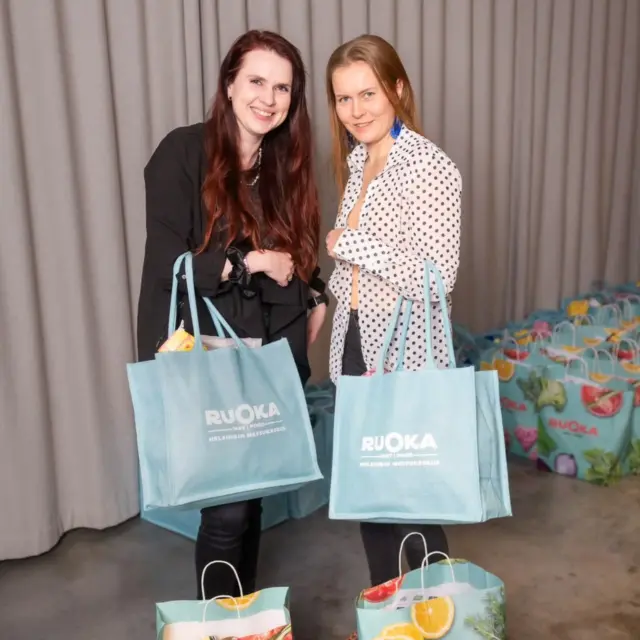 ✨ ARVONTA & mainos @ruokamessuthelsinki @qasva.fi ✨

Tulevana viikonloppuna 24.–26.4 herkutellaan ja tutustutaan uusiin makuihin ja tuotteisiin Helsingin Messukeskuksessa, sillä niin ihanat Ruokamessut valtaavat osan Messukeskusta! 😍🍓🧀

Mulla on ilo arpoa yhden lipun noille herkullisille messuille, joten… 😋👇

1️⃣ seuraa tilejä @emmianniinajansson ja @ruokamessuthelsinki 
2️⃣ kommentoi, mitä ajattelit kokea messuilla tai ostaa messuilta 🤤
3️⃣ jokainen kommentti on uusi arpa, joten nyt saa tägäillä muita ruokafaneja mukaan! 🍕🍩🍇

⏰ Suoritan arvonnan torstaina 23.4 klo 18
Voittajalle ilmoitan sekä kommenteissa että direct-viestillä (jos voittajan tili on julkinen).
Meta ei ole osallinen arvontaan.

—

🍴 Suomen suurin, maukkain ja kattavin ruoka- ja juomatapahtuma kokoaa yhteen kaikki, jotka rakastaa hyvää ruokaa, juomaa ja keittiöinspistä 😍

Täällä pääsee oikeesti kokeilemaan, oppimaan, maistelemaan ja löytämään uusia suosikkeja – niin arkeen kuin juhlaan ✨ vähän sellanen “meen vaan kattoon” ja yhtäkkiä oot maistellu 15 juttua ja suunnittelet jo seuraavia juhlia 😄🍷

—

🌍 Tapahtuma esittelee monipuolisesti ruoka- ja juomakulttuuria: kotona, ravintoloissa ja maailmalla.
Mukana on alan kiinnostavimpia yrityksiä sekä tuotteita, joista voi löytyä just sun seuraava lemppari 💥

—

🕒 Aukioloajat:
Pe 24.4. klo 10–20
La 25.4. klo 10–20
Su 26.4. klo 10–17

—

👨‍👩‍👧 Ruokamessut ovat K18-tapahtuma, mutta alaikäinen voi osallistua täysi-ikäisen huoltajan seurassa.

🐶👶 Samana viikonloppuna järjestetään myös Lapsimessut ja Lemmikkimessut (la–su), ja samalla lipulla pääsee kaikkiin saman päivän tapahtumiin! 😍

Postauksen kuvat on ottanut  @henrisinisalmi Ruokamessujen vaikuttajatapahtumassa. 😊 @messukeskus

Kiitos seurasta @janinacharlottta 😘

#ruokamessut #ruokamessut2026 #ruokamessuthelsinki #messut #messukeskus