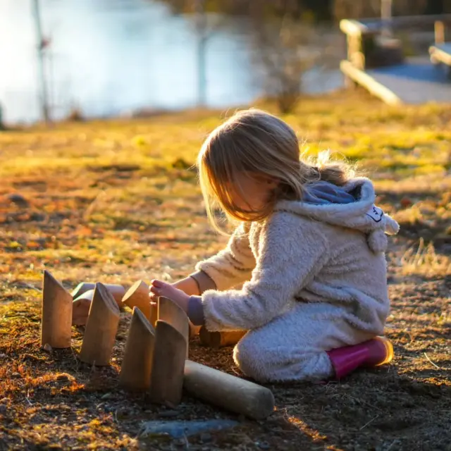 Mistä tiedän, kokeeko lapseni olevansa turvassa omana itsenään? 🌿

Tuntuuko joskus siltä, että lapsen päivästä kuulee vain pintaraapaisun?
“Hyvin meni.”
“En mä tiedä.”
“Ihan ok.”

Ja silti vaisto sanoo, että pinnan alla tapahtuu enemmän. 🫶

NVC-ajattelussa ei kiirehditä ratkaisemaan tai kuulustelemaan. Ensin pysähdytään tunteiden ja tarpeiden äärelle. Sen äärelle, miltä lapsesta oikeasti tuntuu olla oma itsensä muiden joukossa. 💛

Tässä muutama lempeä tapa vahvistaa yhteyttä:

🌱 1. Kysy tunteista, älä vain tapahtumista
Monen lapsen on helpompi kertoa siitä, miltä jokin tuntui kuin siitä, mitä tapahtui.

Voisit kysyä:
– Missä hetkessä tunsit olosi rennoksi?
– Tuntuiko jokin kurjalta tai yksinäiseltä?
– Missä tilanteessa sait olla täysin oma itsesi?

🌱 2. Yhteys syntyy usein sivussa
Moni lapsi puhuu helpommin automatkalla, piirtäessä, metsässä tai iltapalan äärellä kuin suoraan vastapäätä istuen. ✨

Usein tärkeintä ei ole täydellinen keskustelu vaan tunne siitä, että yhdessä saa olla ilman kiirettä.

🌱 3. Älä kiirehdi pois vaikeista tunteista
Jos lapsi kertoo ikävästä tilanteesta, tekee mieli nopeasti lohduttaa:
“Älä välitä.”
“No ei ne varmasti tarkoittaneet pahaa.”

Mutta usein lapsi tarvitsee ensin kokemuksen siitä, että tunne otetaan tosissaan. 💔

“Kuulostaa tosi kurjalta.”
“Ymmärrän, että tuo sattui.”

🌱 4. Käyttäytymisen alla on yleensä jokin tarve
Kiukku, vetäytyminen tai välinpitämättömyys voivat kertoa esimerkiksi tarpeesta tulla nähdyksi, hyväksytyksi tai kuulua joukkoon. 🌻

Kun lapsi kokee tulevansa kohdatuksi myös tunteidensa kanssa, hänen ei tarvitse näyttää pahaa oloaan niin kovasti käytöksellään.

🌱 5. Kaikkea ei tarvitse saada heti selville
Luottamus rakentuu pienistä hetkistä. Kerros kerrokselta. 🕊️

Ehkä tärkeintä ei ole tietää kaikkea lapsen elämästä.
Vaan se, että lapsi tietää:

“Mun ei tarvitse pärjätä yksin tämän kanssa.” 💛

#kasvatus #lapsiperhe #lastenkanssa #nonviolentcommunication #nvc