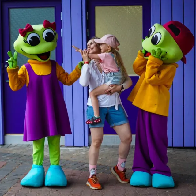🎉 Kasikutoset, tiesittekö että pääsette tänä kesänä kerran ilmaiseksi Tykkimäkeen S-Etukortilla? 🎢😍

Mainos @tykkimaki

Tykkimäen 40-vuotisjuhlavuoden kunniaksi kaikki vuonna 1986 syntyneet S-ryhmän asiakasomistajat voivat lunastaa yhden maksuttoman huvipuistorannekkeen S-mobiilin kupongilla. 🥳

Jos olet minun ja mieheni tavoin kasikutonen, ethän jätä tätä etua käyttämättä. Me lähdimme lasten kanssa viettämään huvipuistopäivää Tykkimäkeen! 🎢✨

🎉 Tykkimäen 40-vuotissynttäreitä juhlitaan 13.–14.6., jolloin S-Etukortilla saa rannekkeista ja Park Hopper -lipuista -40 %! 🥳🎢

Tykkimäkeen on helppo tulla vaikka koko suvun voimin, sillä huvipuistoalueelle ei ole sisäänpääsymaksua ja pysäköinti on maksutonta. 🚗❤️

🎟️ Edun löydät näin:
📱 Kirjaudu S-mobiiliin
🎁 Etsi kohta ”Edut ja vinkit” ja tarkista, että sinulla on kuponki
🎢 Aktivoi kuponki ja näytä se lippukassalla tai infopisteellä
🎉 Nauti nelikymppisistäsi!

🤔 Etkö löydä kuponkia? Kyseessä on kohdennettu etu, joten tarkista, että markkinointilupa on hyväksyttynä S-mobiilissa.

Meidän perhe tykkää Tykkimäestä tosi paljon. ❤️ Se on sopivan kompakti ja tarjoaa eri-ikäisille lapsille tekemistä koko päiväksi.

Vaikka pari lempparilaitetta ja eläinten rapsuttelualue olivat suljettuina meidän huvittelupäivänä, saimme kulutettua puistossa helposti kahdeksan tuntia! 🤩

Viisivuotiaan kanssa kävimme varmaan kymmenen kertaa väärinpäintalossa ja kummitusjunassa. 👻 Kaikki pojat kävivät myös kiipeilemässä, mikä on minusta tosi kiva lisä huvipuistopäivään.
Koululaiset ja mies hurvittelivat hurjimmissa laitteissa 🎢, kun taas minä keskityin tällä kertaa tytön kanssa karuselleihin. 🎠 Päivän päätteeksi päädyin kuitenkin Endeavouriin, kun nuorin poika pyysi minua siihen tarpeeksi monta kertaa. 😅

Meillä on tähän asti ollut mukana joku alle 120-senttinen lapsi, joten olen saanut pysytellä rauhallisemmissa laitteissa. 🙈

Mutta mitäs sitten, kun parin vuoden päästä kaikki lapset saavat isompien lasten rannekkeet? 🤔 Menenkö yksin teekuppeihin? ☕ Vai seuraanko lasten perässä hurjimpiin laitteisiin? 😄

Kaikki kasikutoset nyt Tykkimäkeen perheet kainalossa! ❤️

#tykkimäki #kouvola #huvipuisto #kesänparaspäivä #kasikutoset