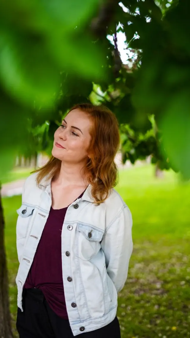 MITEN NÄMÄ HIUKSET OVAT VIELÄ MUN PÄÄSSÄ?! 😂 | Kaupallinen yhteistyö @hiushoitolausva 🌿✨

Siis ihan oikeasti.

Mun hiukset reagoivat stressiin ihan älyttömän voimakkaasti. Ja viime vuodet… no, sanotaanko näin, että stressitasot ovat olleet välillä aika lailla siellä katonrajassa. 🫠

Jos taustalla olisi ”vain” neljä lasta, neljä vauvavuotta, pikkulapsiajat, valvomiset, arjen pyöritys ja kaikki se perus lapsiperhe-elämän härdelli, niin siinähän olisi jo ihan riittävästi selitystä hiusten protestille. 😂

Mutta kun siihen päälle on tullut myös elämäni kamalimpia traumoja, niin keho on ollut välillä aika kovilla. Ja kyllä se on näkynyt myös hiuksissa.

On ollut hetkiä, jolloin oon oikeasti katsonut peiliin ja miettinyt, että miten nämä hiukset ovat enää edes tässä. 😭😂

Ja siksi viimeisin käynti mun pitkäaikaisella luottokampaajalla Rosalla oli ihan erityisen ihana.

Oon käynyt Rosalla jo MONTA vuotta, enkä vaihtaisi. ❤️ Vaikka muutin Kuopioon, käyn edelleen muutamia kertoja vuodessa Hämeenlinnassa asti. Kyllä siinä vaiheessa tietää, että kampaaja on vähän muutakin kuin kampaaja. 😄

Rosa on nimittäin ihan maailman ihanin. 🥹❤️

Ja Usvassa on mulle tärkeää myös se, MITEN hiuksia hoidetaan.

Hiushoitola Usva on ekokampaamo, jossa hyödynnetään mahdollisimman luonnonmukaisia ja hellävaraisia menetelmiä. 🌿

Ja sitten on ne äänimaljat ja muut äänihoidot. 🔔✨

Äänimaljahoito on ihan täydellinen vastapaino sille, että elämässä on välillä ollut vähän liikaa kaikkea. Siinä saa vaan pysähtyä. Hengittää. Olla. Kuunnella. Ei tarvitse suorittaa yhtään mitään.

Ja se tän kerran tärkein uutinen:

Rosa sanoi, että TOIVOA ON. 🙏❤️

Vhdoin mun hiukset ovatkin alkaneet tuuheentua ja voida paremmin!

Huh.

Mä en tiedä, kumpi tässä on suurempi ihme: se, että mun hiukset ovat edelleen päässä vai se, että ne ovat vihdoin päättäneet alkaa voida paremmin. 😂

Kiitos Rosa, että pidät huolta mun hiuksista.

Ja vähän niinku mustakin. 🥹

#hiushoitolausva #ekokampaaja #ekokampaamo #kasvivärjäys #hameenlinna