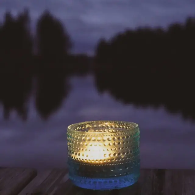 🕯️ PYHÄINPÄIVÄ – KAIKKI RAKKAUS EI PÄÄTY KUOLEMAAN ❤️

Tänä viikonloppuna moni juhlii Halloweenia. 🎃 Neljän lapsen äitinä ymmärrän hyvin, miten kivaa on järjestää Halloween-juhlia ja käydä Halloween-discossa! 🧡

Silti toivon, ettei pyhäinpäivä huku Halloweeniin ja materialismiin. Että kaiken hauskanpidon keskellä muistettaisiin myös, miksi tätä aikaa vuodesta on perinteisesti vietetty. 🕯️

Mä olen menettänyt molemmat vanhempani. Pyhäinpäivänä muistelen heitä ja muita rakkaita, jotka ovat jo poissa. He ovat yhä iso osa mua ja sitä, kuka olen. ❤️ Kaipaus ei katoa, vaikka elämä jatkuu. Joskus muisto tuo hymyn, joskus kyyneleet. Joskus sitä vain toivoisi voivansa vielä kerran soittaa tai olla hetken yhdessä.

🕯️ Tiesitkö, mistä pyhäinpäivässä on kyse? Mä otin vähän selvää.

Pyhäinpäivän juuret ovat kristillisessä perinteessä: siihen yhdistyivät kaikkien pyhien päivä (1.11.) ja vainajien muistopäivä (2.11.). Suomessa niitä vietetään nykyisin yhtenä pyhäinpäivänä, lauantaina 31.10.–6.11. välisenä aikana. Hautausmaiden kynttilämeri on tärkeä muistamisen perinne. 🕯️

Myös Halloween liittyy tähän ajankohtaan. Nimi tulee sanoista All Hallows’ Eve, kaikkien pyhien aatto, ja taustalla on myös vanha kelttiläinen samhain-juhla. Perinteitä ei tarvitse asettaa vastakkain, mutta olisi hienoa tuntea myös historia. 🎃

Haluan puhua tästä myös lasten näkökulmasta. Voimme opettaa, että kuolemasta saa puhua, surua ei tarvitse piilottaa ja poisnukkuneita saa yhä muistella ja rakastaa. ❤️ Lapsille voi kertoa tarinoita edesmenneistä, katsella valokuvia tai sytyttää kynttilän, kuunnella edesmenneen lempikappaleen. Muistamiseen mahtuu surun lisäksi lämpöä, iloa ja kiitollisuutta.

Meissä elää jotain niistä, jotka ovat kulkeneet ennen meitä. Olemme osa sukupolvien ketjua.

Elämä on tässä ja nyt, ja siitä pitää nauttia. Saa juhlia ja hassutella. 🎃 Ja samalla voidaan muistaa, mistä olemme tulleet ja keitä ilman emme olisi tässä.

Mä en kaipaa Halloweenilta yhtään vähemmän iloa. Mä kaipaan pyhäinpäivään vähän enemmän muistamista. 🕯️❤️

Ketä sinä muistelet tänä pyhäinpäivänä? Mitä ajatuksia pyhäinpäivä ja Halloween sussa herättää?

#pyhäinpäivä #halloween